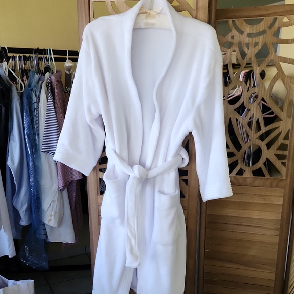 bebe Other - Bebe Cream and White Plush Robe
